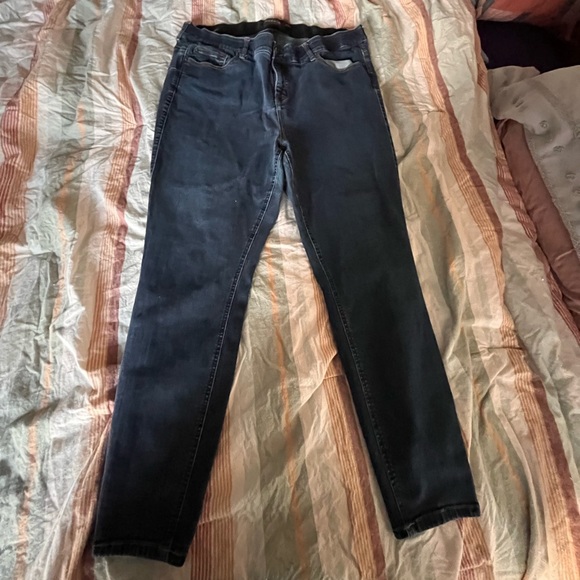 22 regular Torrid bombshell skinny jeans - Picture 1 of 3